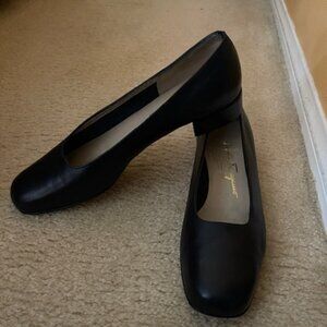 Vintage Salvatore Ferragamo navy blue shoes size 9. Boutique